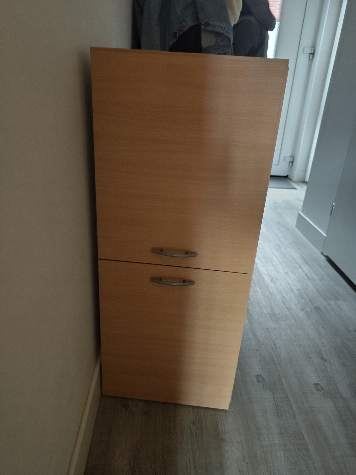 Hoge kast met twee deuren - ideaal voor opslag, Ophalen, Gebruikt