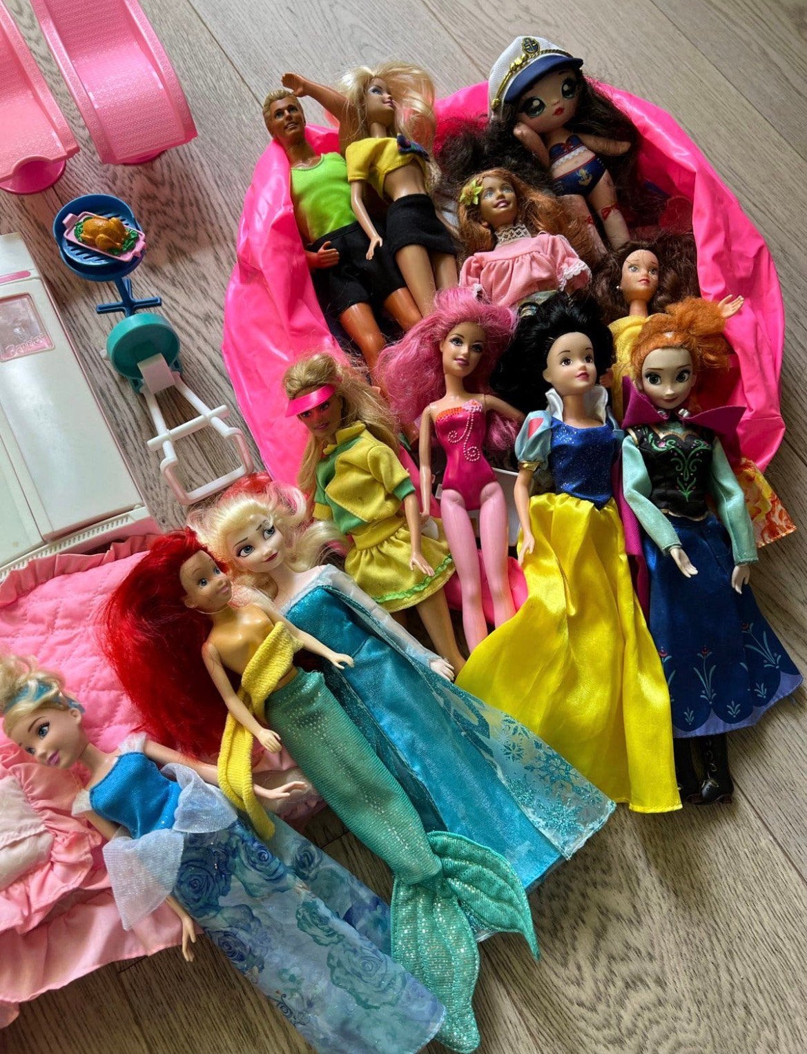 Barbiepakket, Disney barbies opruiming barbies verzameling, Ophalen, Zo goed als nieuw