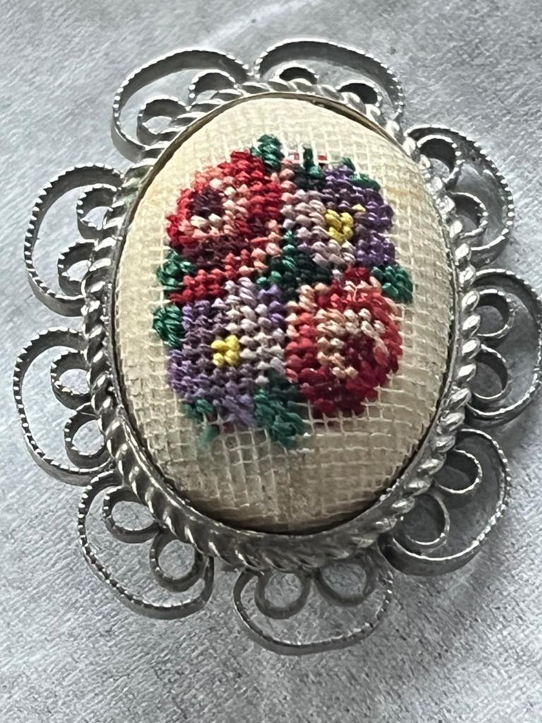 Oude Vintage Petit Point Broche met Bloemmotief, Overige materialen, Gebruikt, Overige kleuren, Verzenden