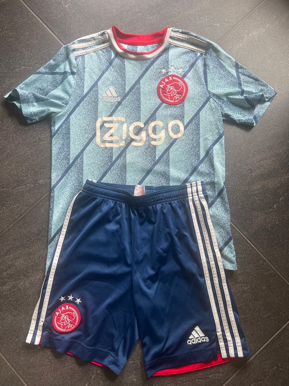 Ajax uit tenue 2021/2022 (shirt + broekje) maat 164, Ophalen of Verzenden, Gebruikt, Jongen