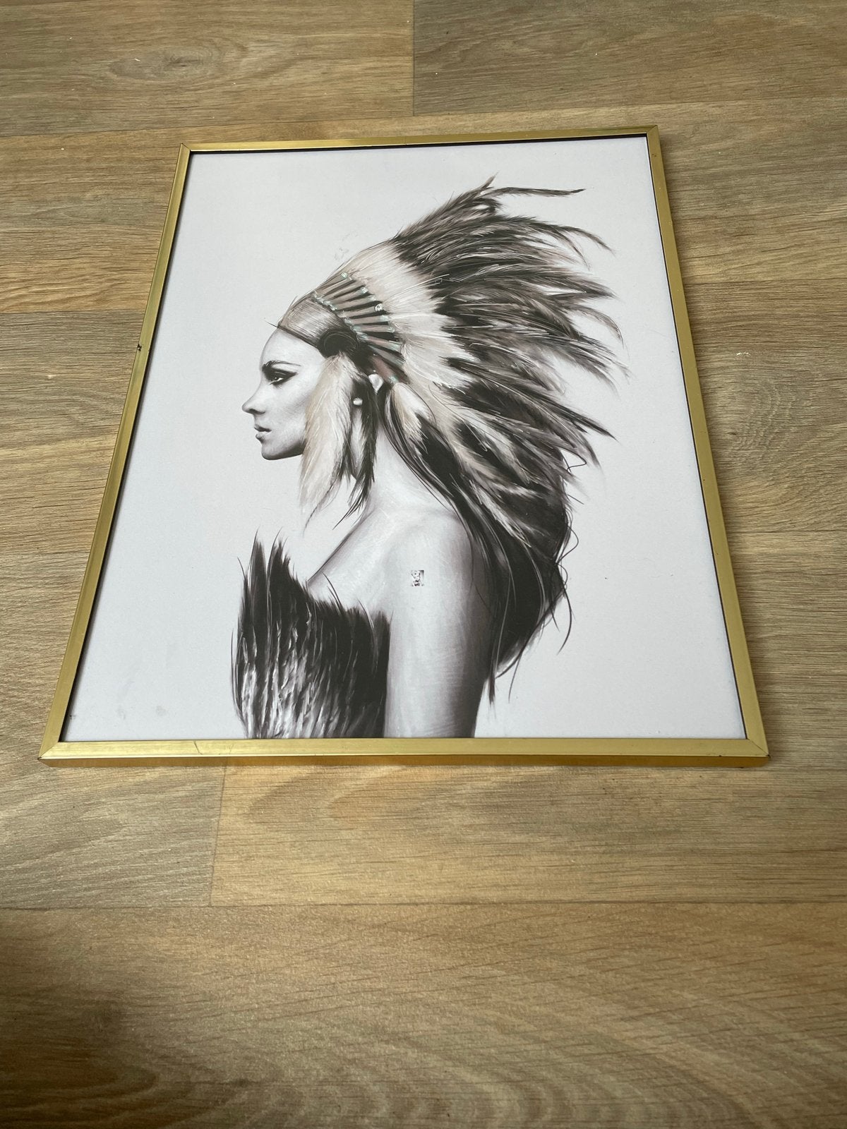 Ingelijste print van vrouw met veren hoofdtooi, Ophalen, Portret of Personen, Achter glas, Print