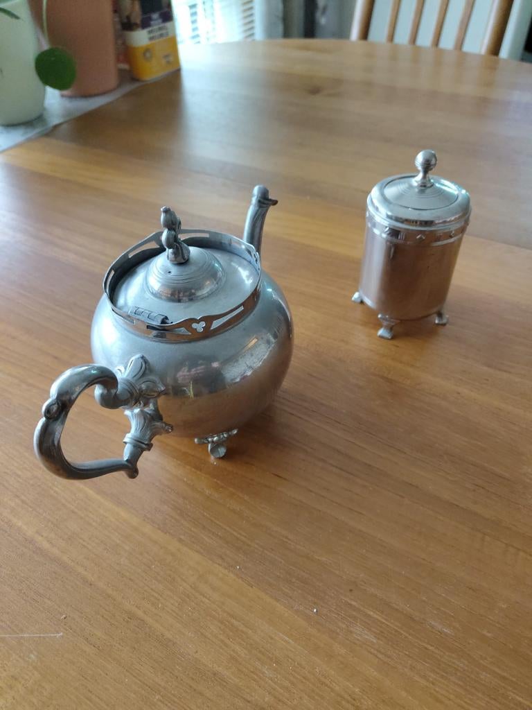 Zilverkleurige theepot en suikerpot, Antiek en Kunst, Antiek | Goud en Zilver, Ophalen of Verzenden