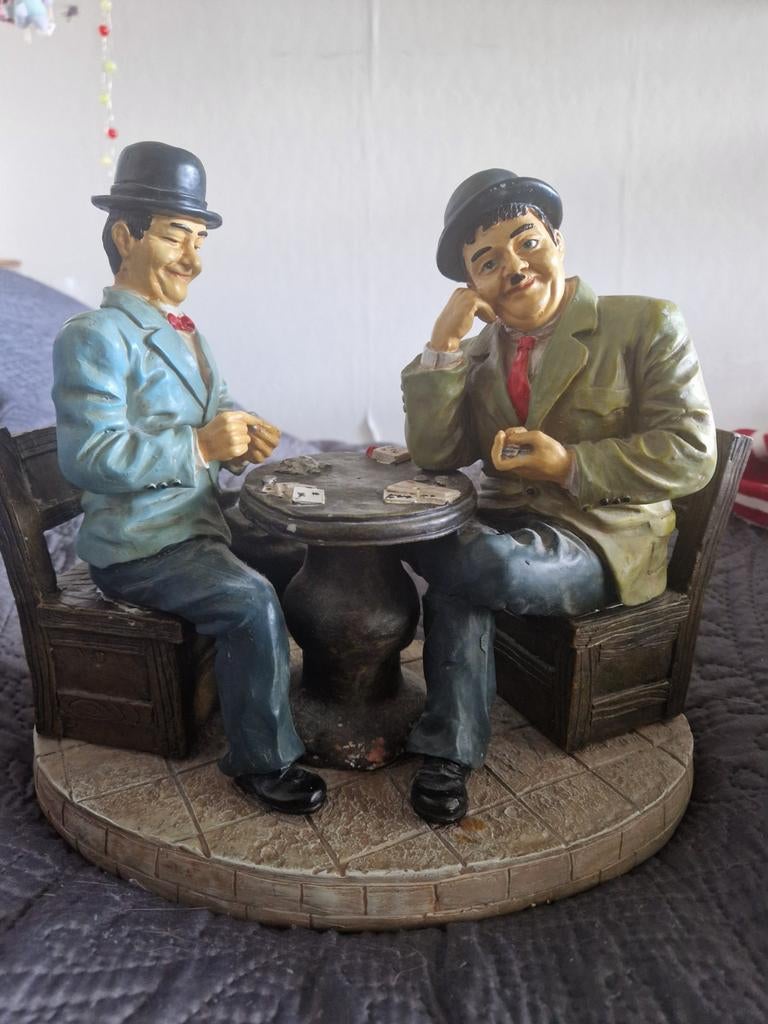 Collectors item Laurel en Hardy Beeld - Kaartspel Scène, Verzamelen, Beelden en Beeldjes, Ophalen, Gebruikt, Mens