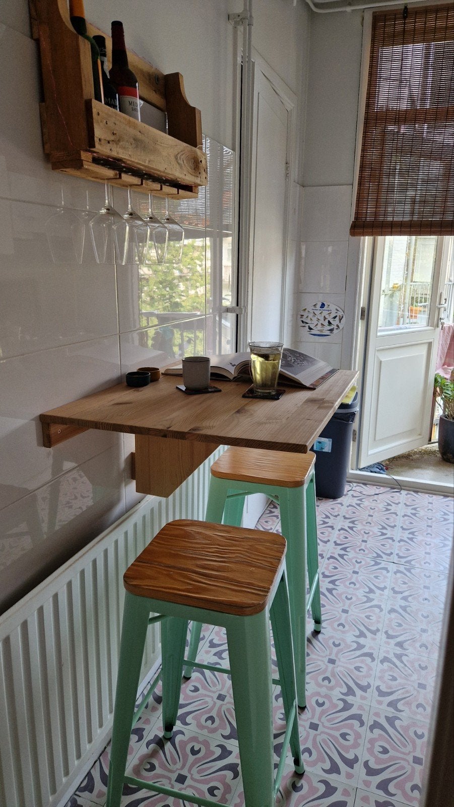 Inklapbare bartafel met 2 mintgroene barkrukken en wijnrekje, Huis en Inrichting, Ophalen, Gebruikt, Met voetsteun, 60 tot 90 cm