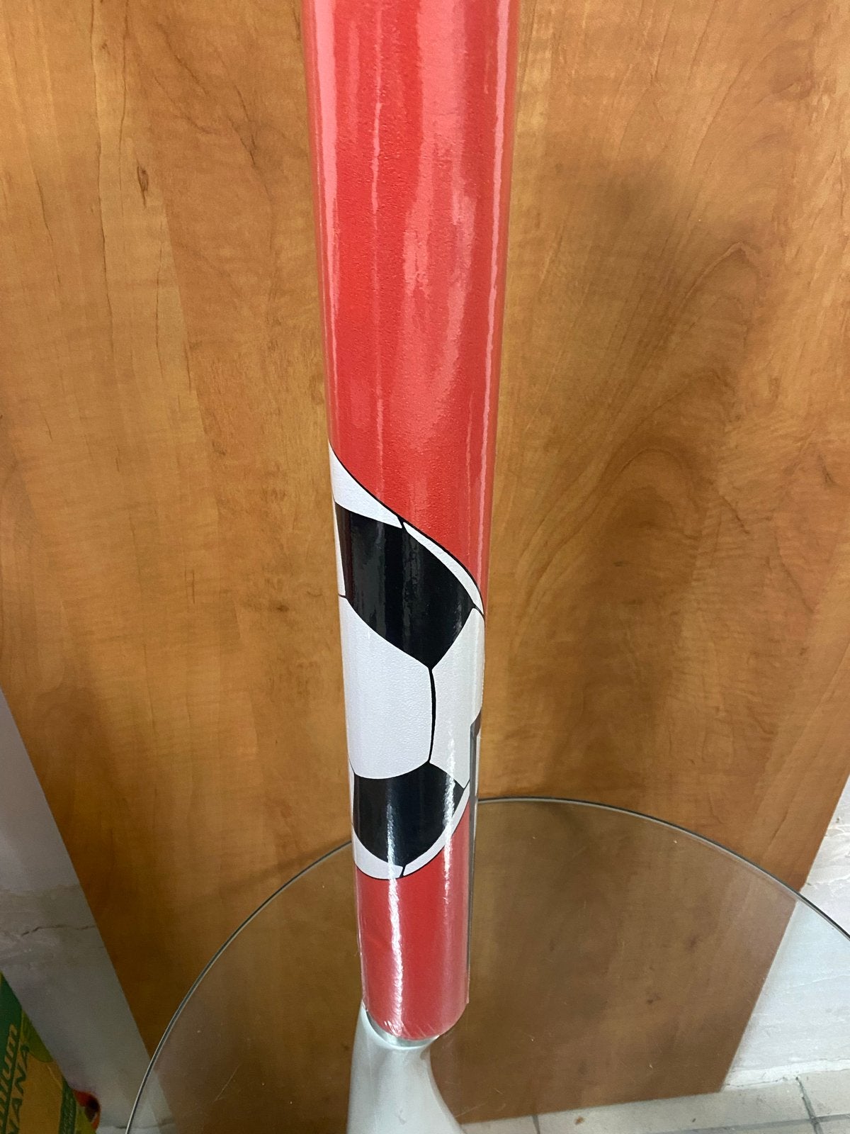 Moda Voetbal Behang - Rood met Voetbalpatroon, Huis en Inrichting, Stoffering | Behang, Ophalen of Verzenden, Minder dan 10 m²