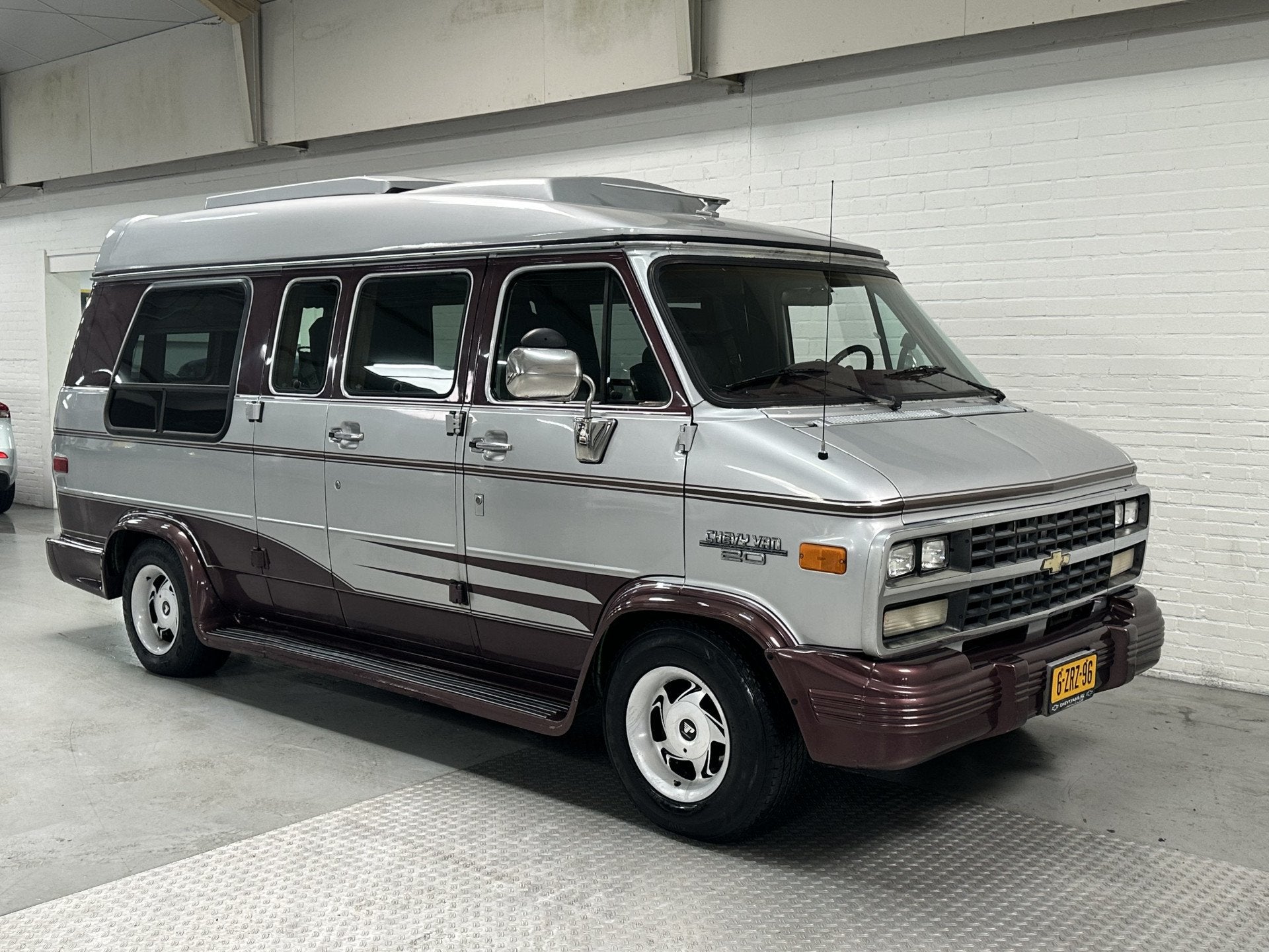 Chevrolet CHEVY VAN 20 CAMPER BUS 5.7 V8 (bj 1995), Caravans en Kamperen, Campers, Buscamper of Camperbus, Bedrijf, Info@neefoccasions.nl