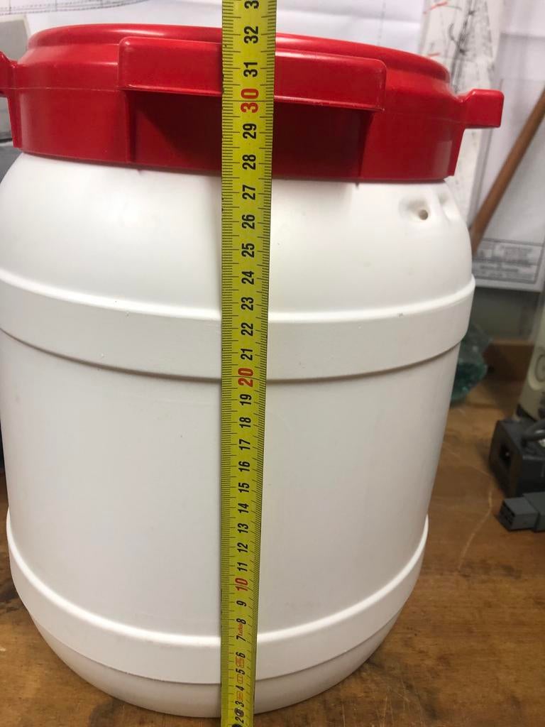 Witte plastic (voer)ton met rood deksel - 30 cm hoog, Ophalen, Gebruikt