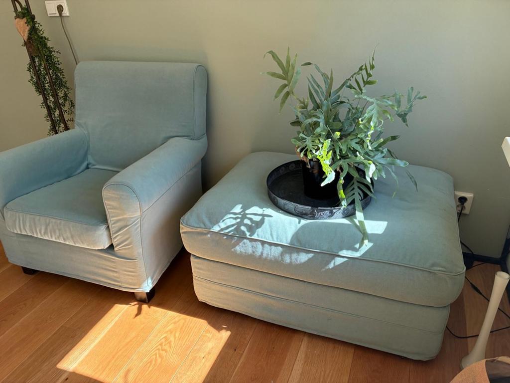 Hoes Ektorp fauteuil en hocker, Huis en Inrichting, Fauteuils, Ophalen, Zo goed als nieuw, 75 tot 100 cm, 75 tot 100 cm