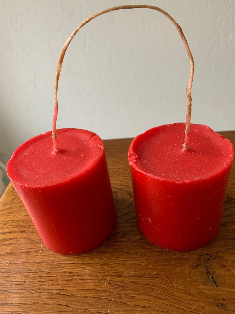 2 Rode 'Hand Gegoten' Kaarsen Nieuw, Ophalen of Verzenden, Nieuw, Overige materialen, Minder dan 25 cm
