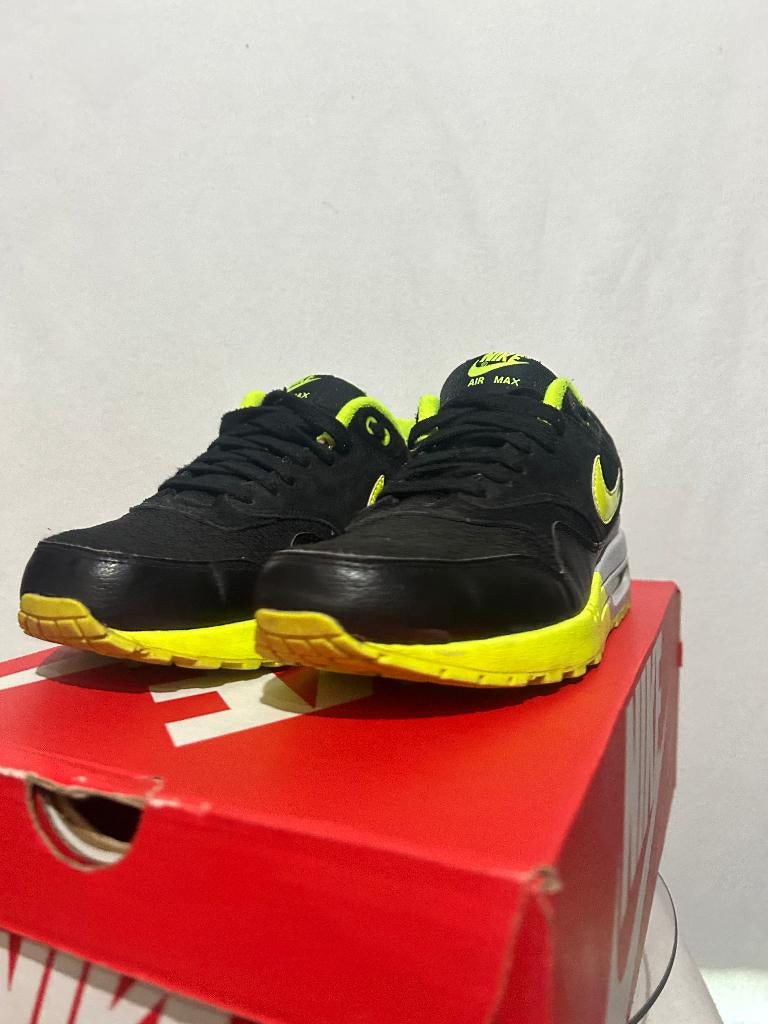 ALS NIEUW! Maat 42 - Nike Air Max 1 Black Volt, Kleding | Heren, Schoenen, Overige kleuren, Verzenden, Nike, Nike