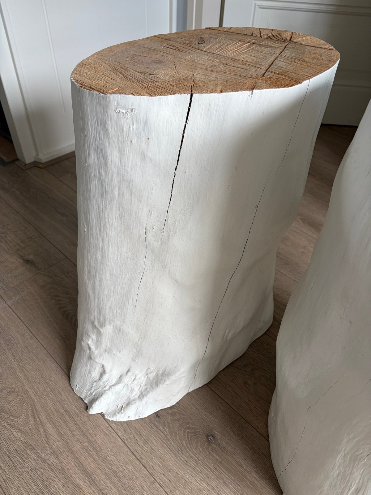 Decoratieve boomstam bijzettafel, wit geverfd, Huis en Inrichting, Tafels | Bijzettafels, Minder dan 55 cm, Gebruikt, Overige vormen