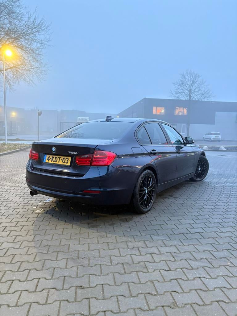 BMW 3-Serie / 320i NIEUWE APK, Auto's, Achterwielaandrijving, 4 cilinders, Blauw, Origineel Nederlands