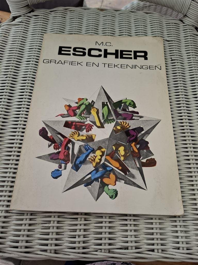 M.C. Escher Grafiek en tekeningen, ISBN9060431022, Ophalen of Verzenden, Gelezen, Schilder- en Tekenkunst