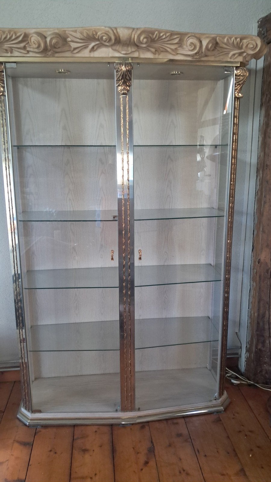 Glazen Vitrinekast met Gouden Details, Huis en Inrichting, Glas, 25 tot 50 cm, Gebruikt, Met deur(en)