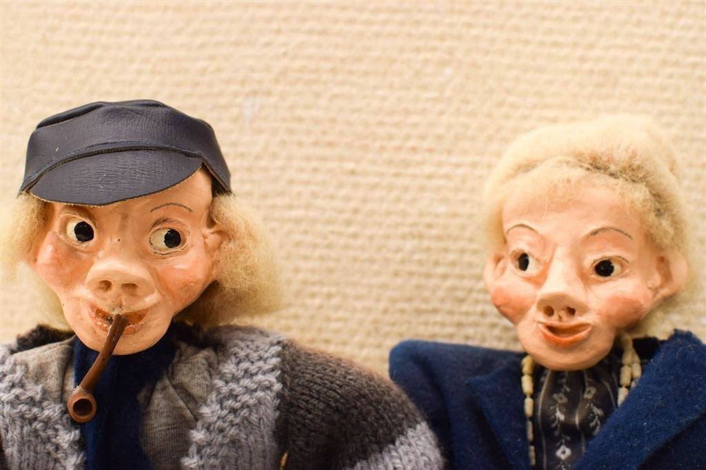 2 poppen opa en oma op een bankje 49521, Ophalen of Verzenden, Gebruikt, Pop