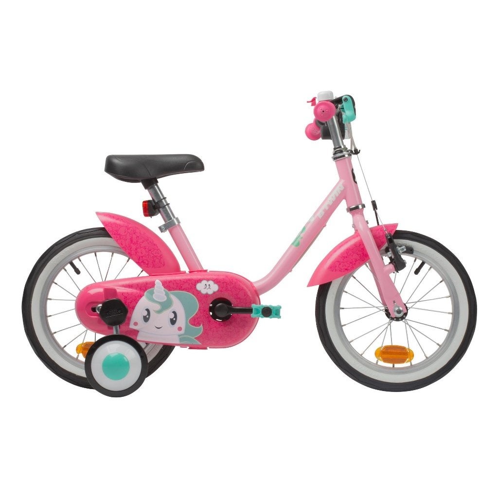 Kinderfiets B’Twin/Decathlon roze – met helm en zijwieltjes, Ophalen, Zijwieltjes, Gebruikt, Minder dan 16 inch