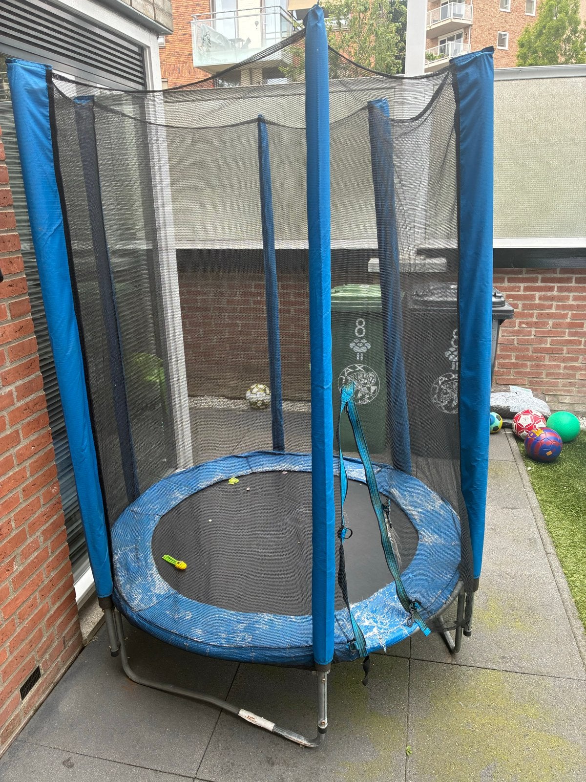 Trampoline met nieuwe hoezen, Ophalen, Zo goed als nieuw