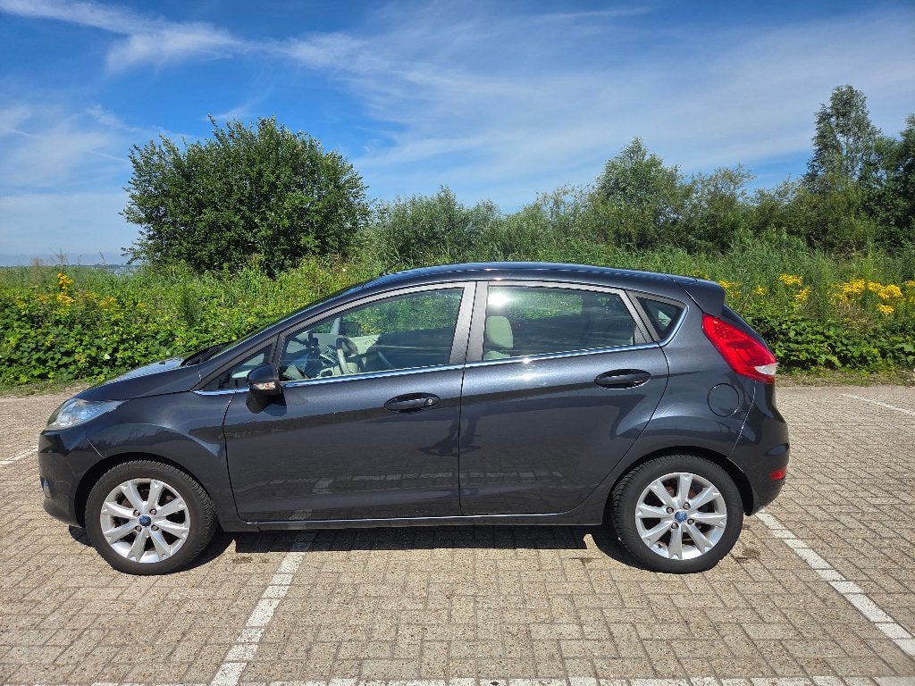 Ford Fiësta 1.25 60KW 5DR 2009 Grijs, Auto's, Voorwielaandrijving, Parkeersensor, Overige bekleding, Origineel Nederlands