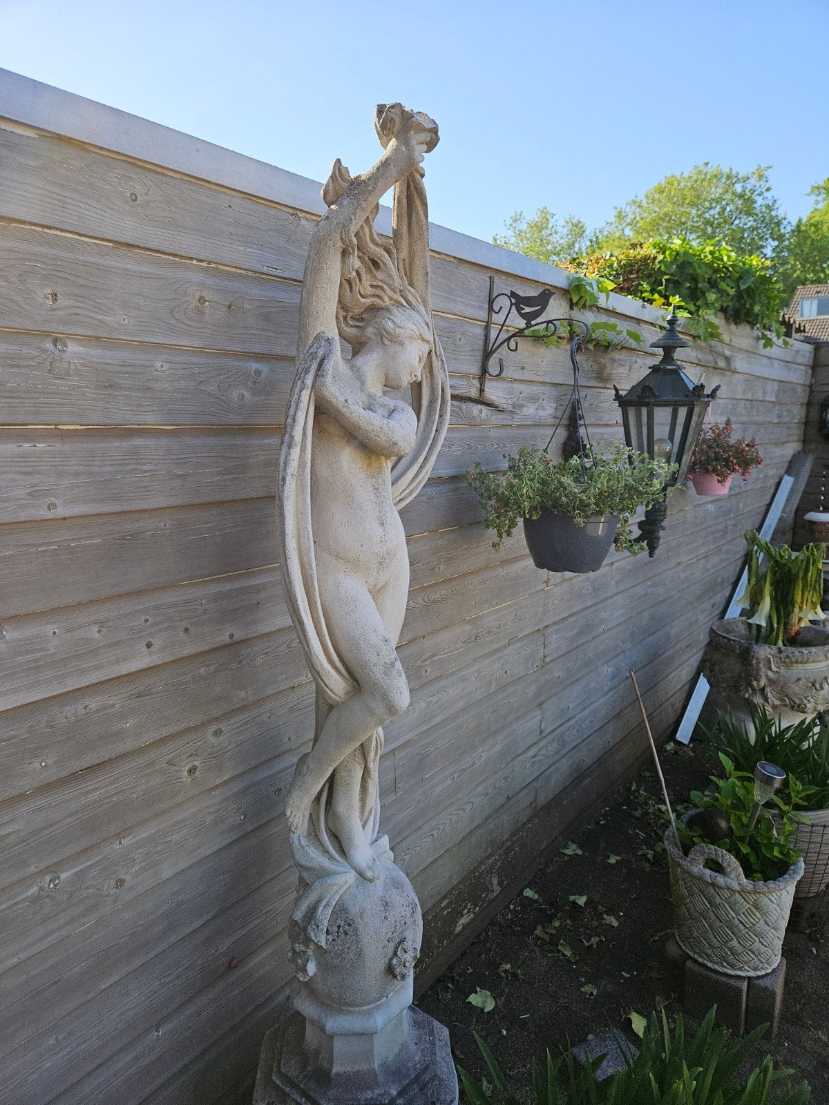 Beeld op sokkel, Tuin en Terras, Ophalen of Verzenden, Gebruikt, Steen