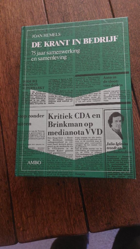 DE KRANT IN BEDRIJF- joan Hemels, Ophalen of Verzenden, Zo goed als nieuw, Krant