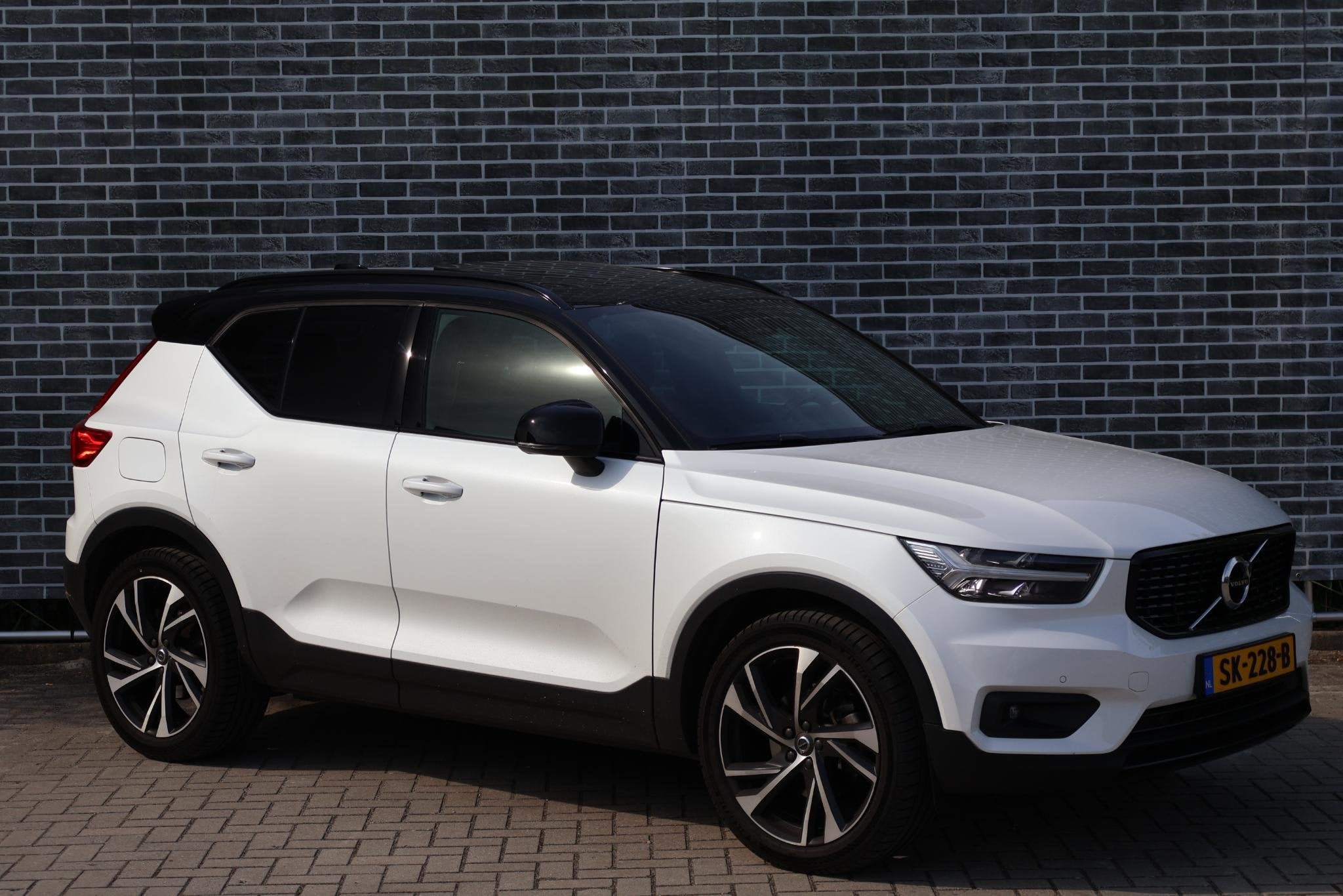 Foto 2 van Volvo XC40 2.0 T5 AWD R-Design Intro Edition | Trekhaak | Tw