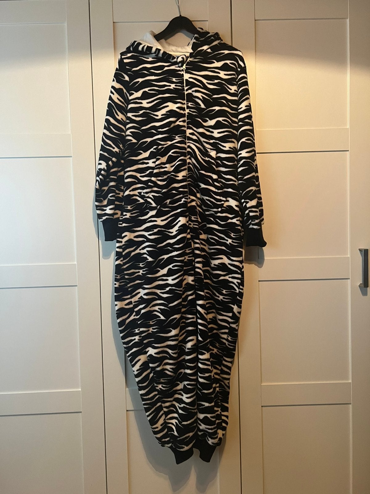 Onesie zebra maat L, Kleding | Dames, Ophalen of Verzenden, Zo goed als nieuw, Maat 42/44 (L), Zwart