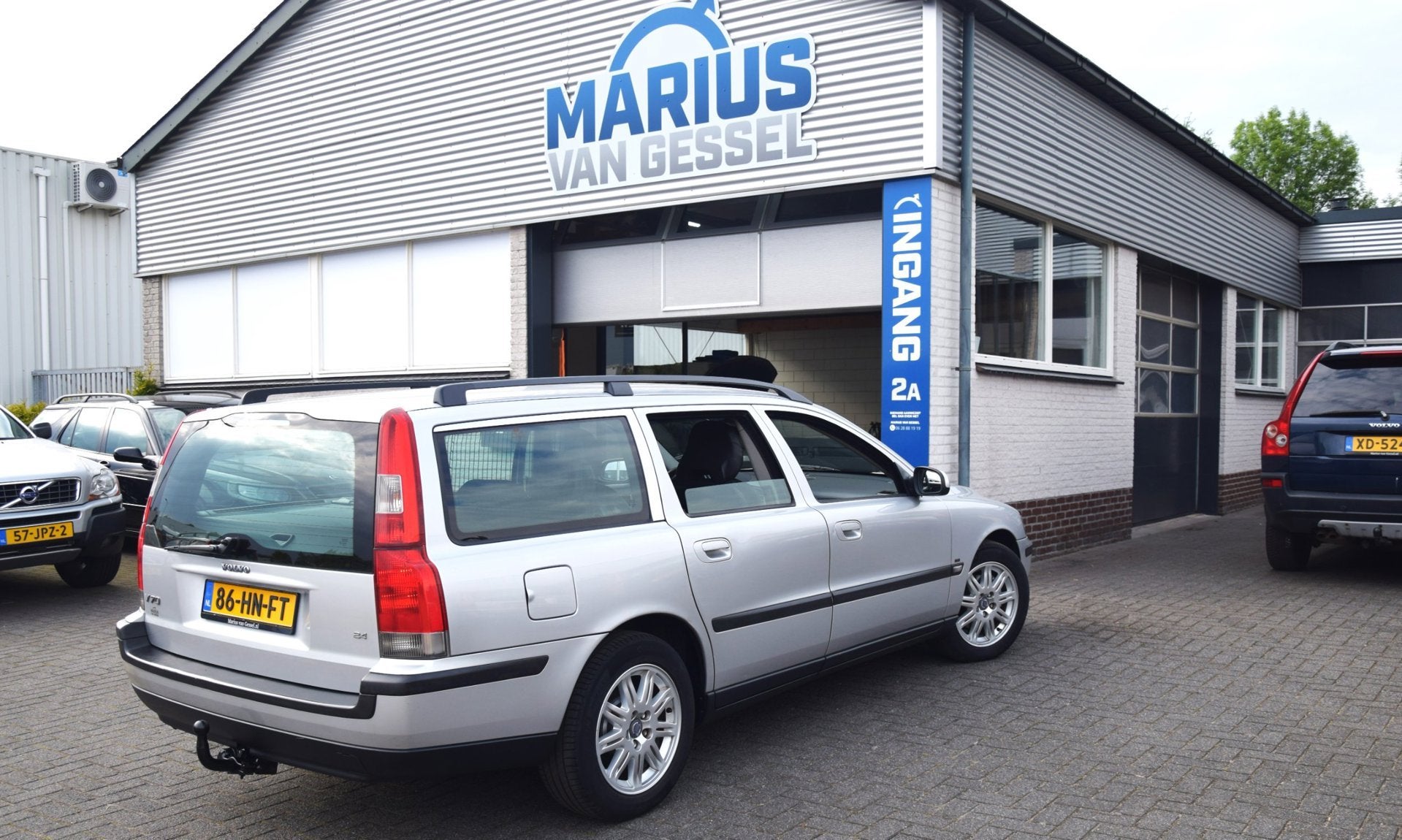 Volvo V70 2.4 Comfort-Line Automaat 140 pk, Auto's, Volvo, Zwart, Leder en Stof, 129 €/maand, Zilver of Grijs