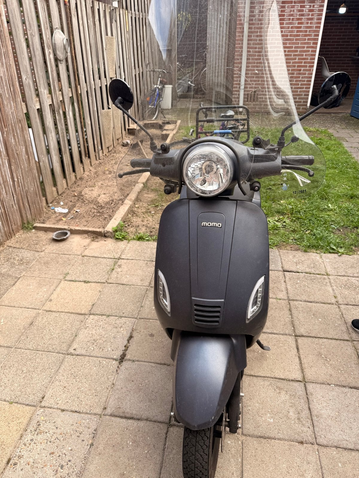 Momo scooter uit 2021 te koop - accu ontbreekt, Fietsen en Brommers, Ophalen, Gebruikt