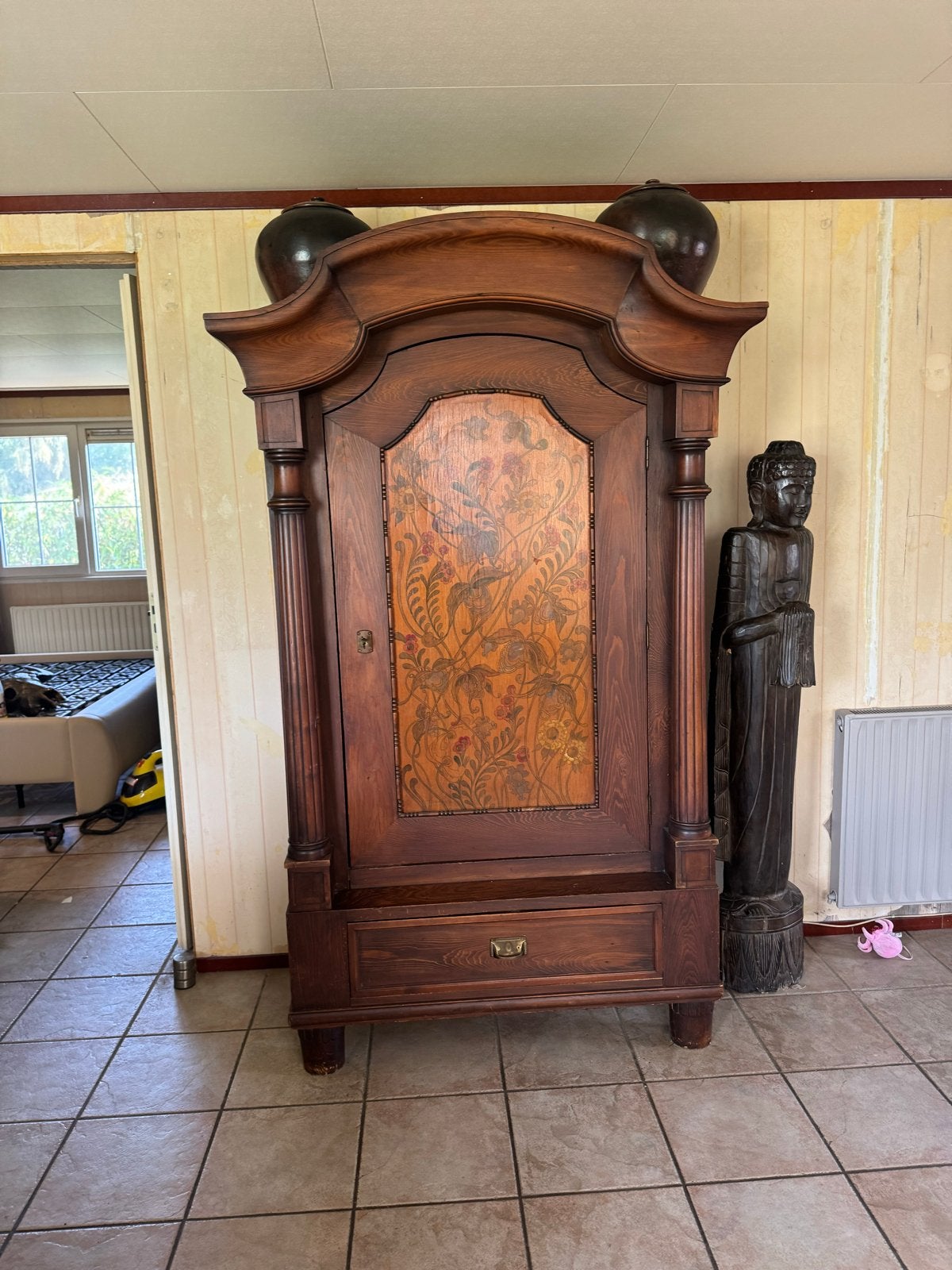 Antieke houten kast met sierlijke details, Ophalen
