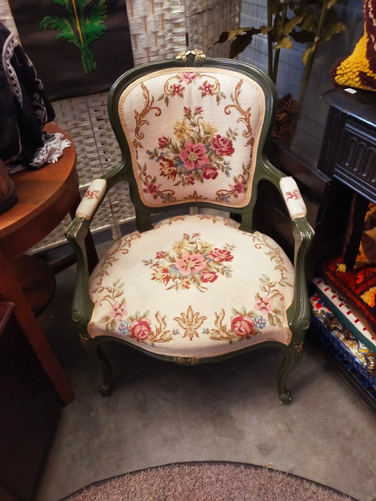Antieke stoel met geborduurde bloemen, Antiek en Kunst, Ophalen of Verzenden
