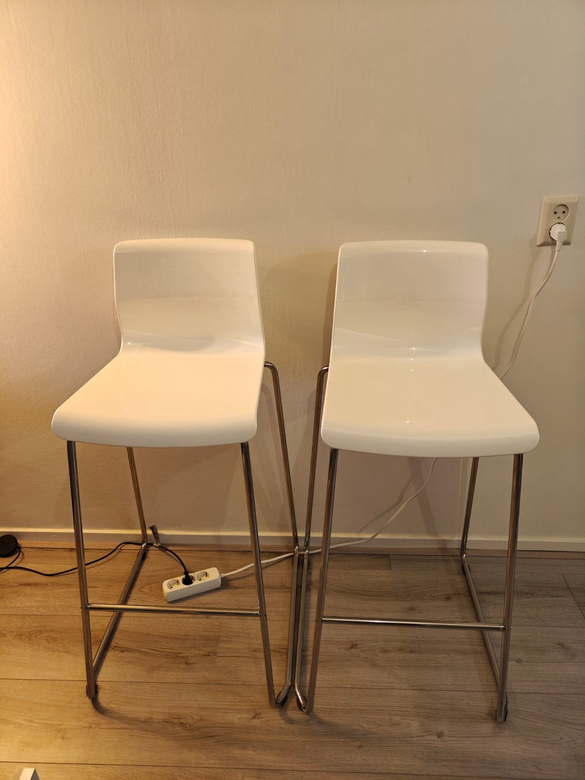 Set van 2 witte barkrukken, zithoogte 76 cm, Ophalen, Kunststof, 60 tot 90 cm, Zo goed als nieuw