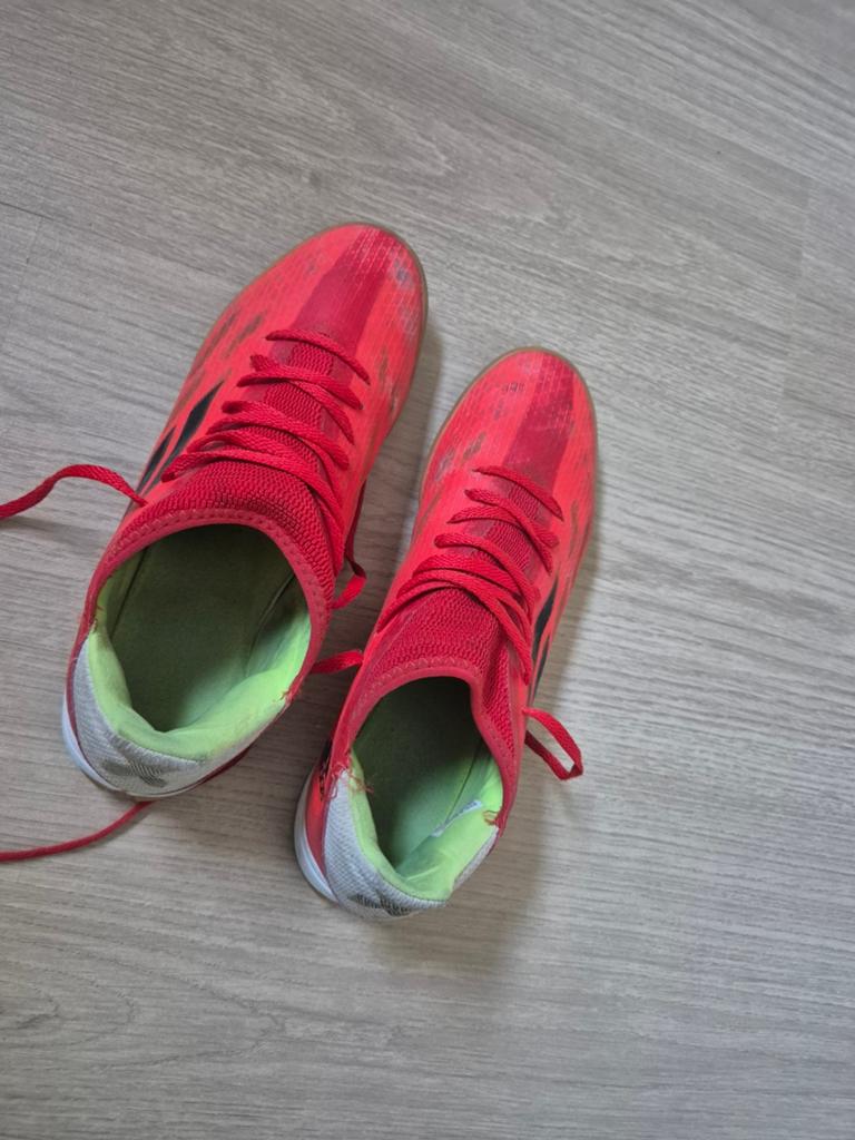 Adidas Zaalvoetbalschoenen Rood - Maat 41, Sport en Fitness, Voetbal, Gebruikt, Schoenen, Ophalen of Verzenden