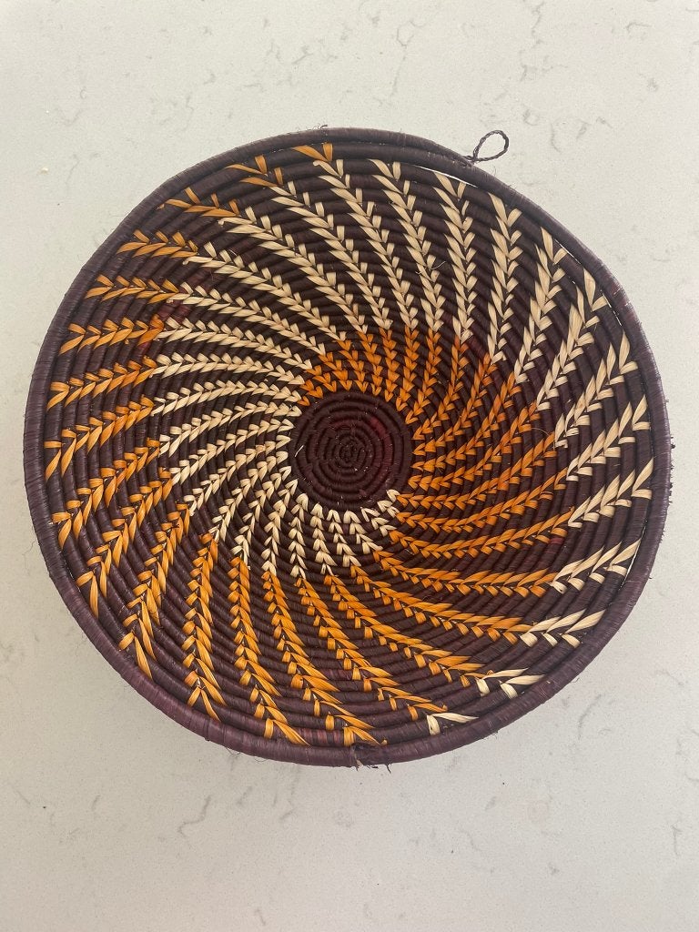 Handgevlochten wandschaal (Oeganda) - bruin/oranje spiraal, Huis en Inrichting, Ophalen of Verzenden, Nieuw, Rond, Glas