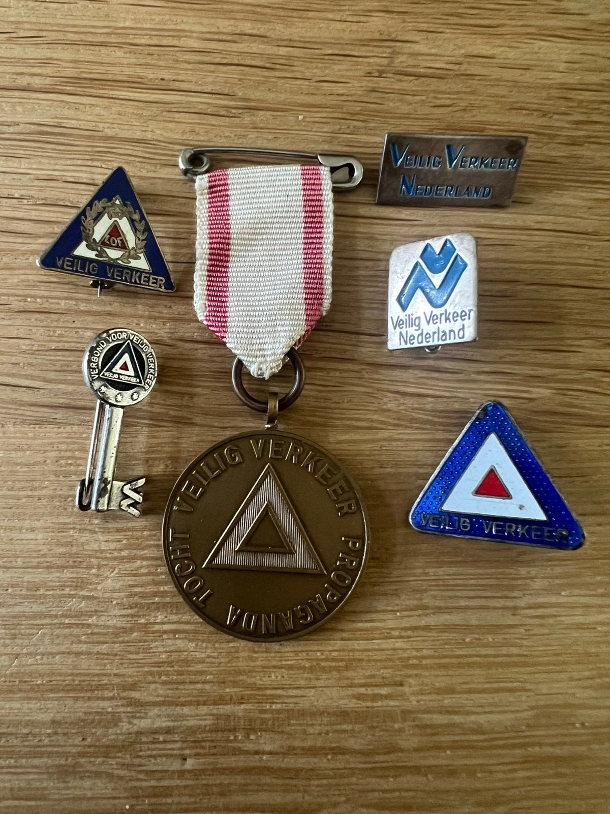Lot met vintage speldjes en medaille van VVN, Verzamelen, Speldjes, Pins en Buttons, Ophalen of Verzenden, Zo goed als nieuw, Overige onderwerpen
