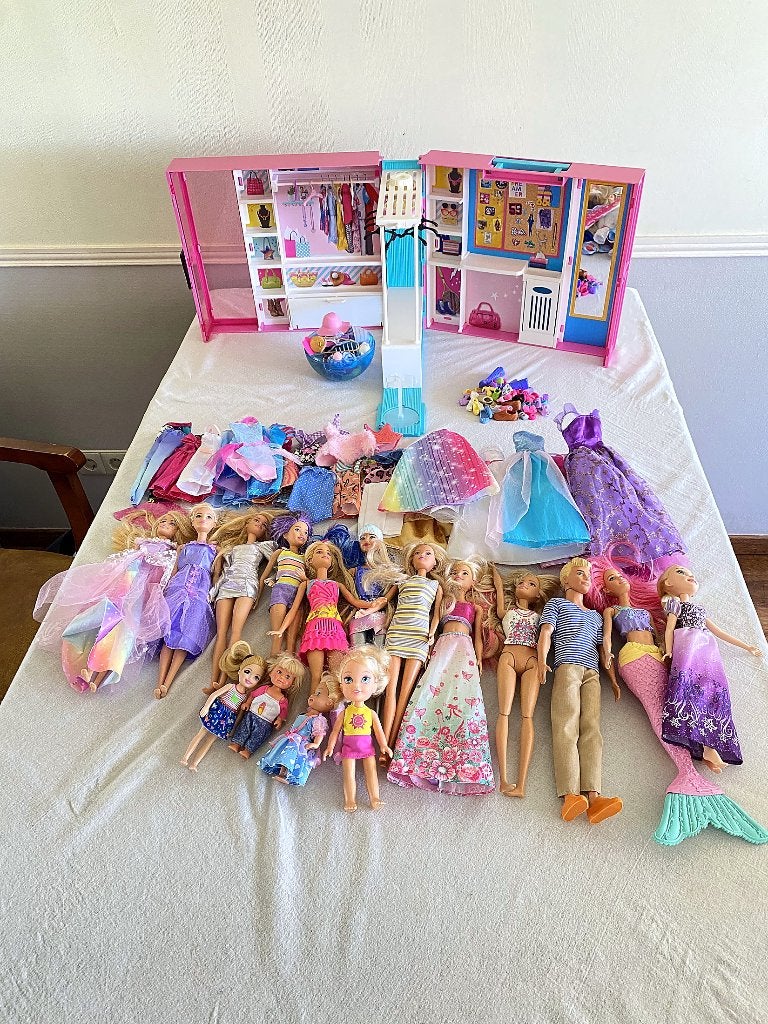 Barbie kledingkast + 16 poppen, kleding en accessoires, Ophalen, Gebruikt, Barbie