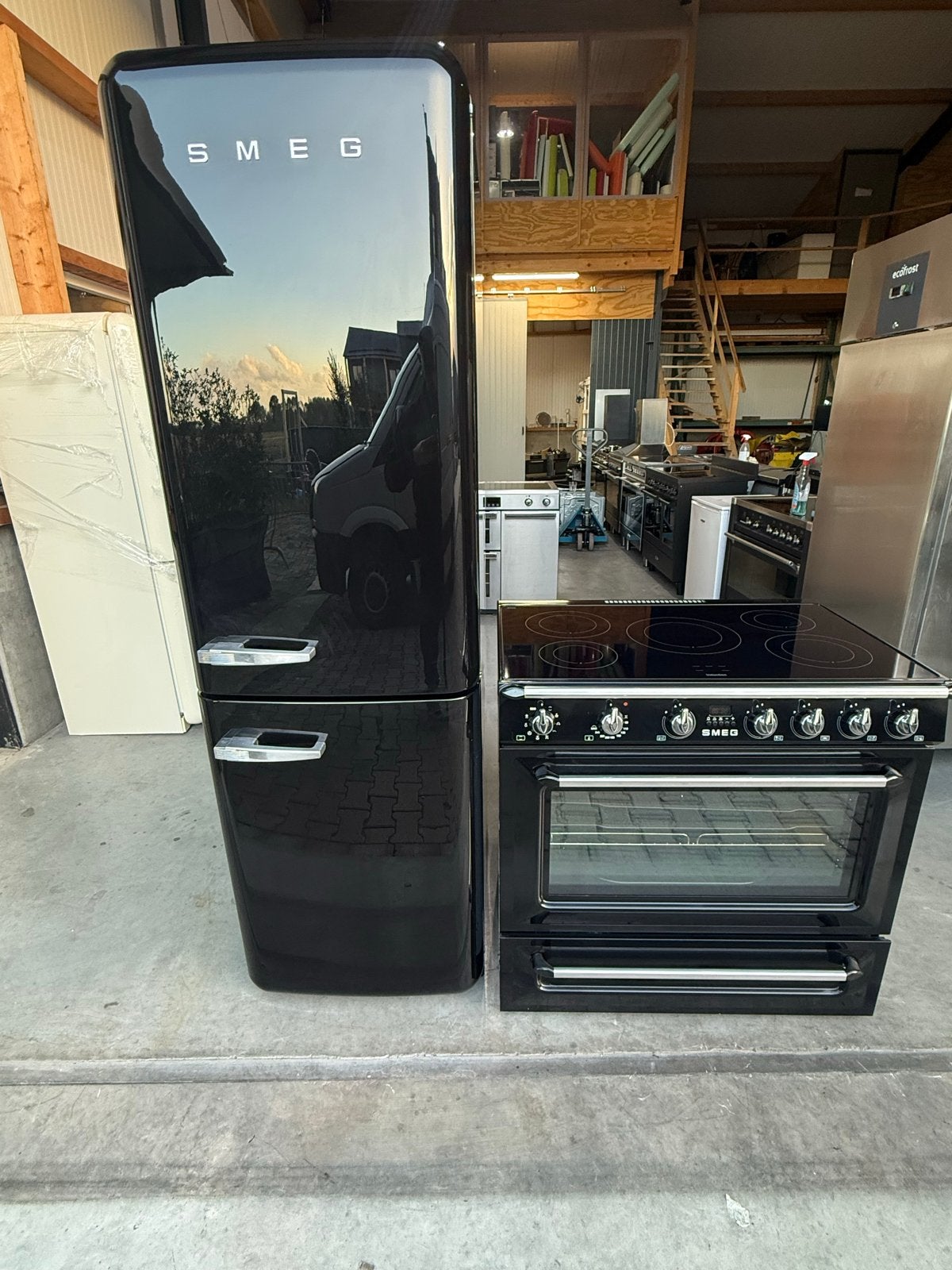 Smeg Koelkast met vriesvak en Smeg Fornuis - Zwart