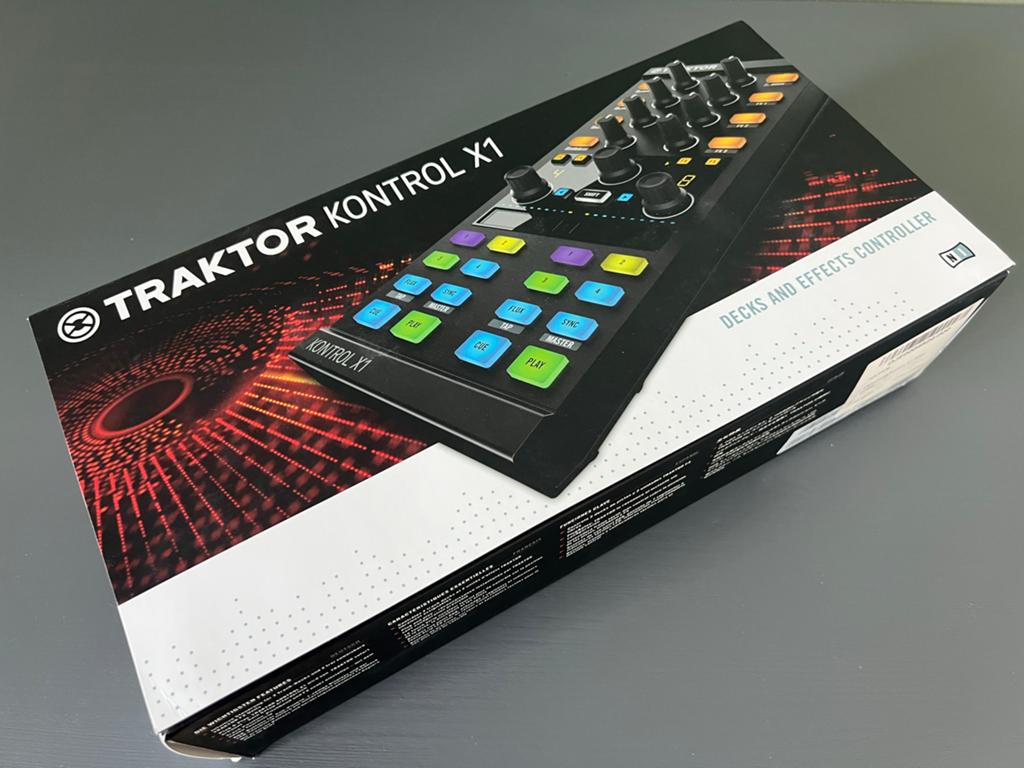 Native Instruments Traktor Kontrol X1 MK2 DJ Controller, Muziek en Instrumenten, Midi-apparatuur, Zo goed als nieuw, Ophalen of Verzenden