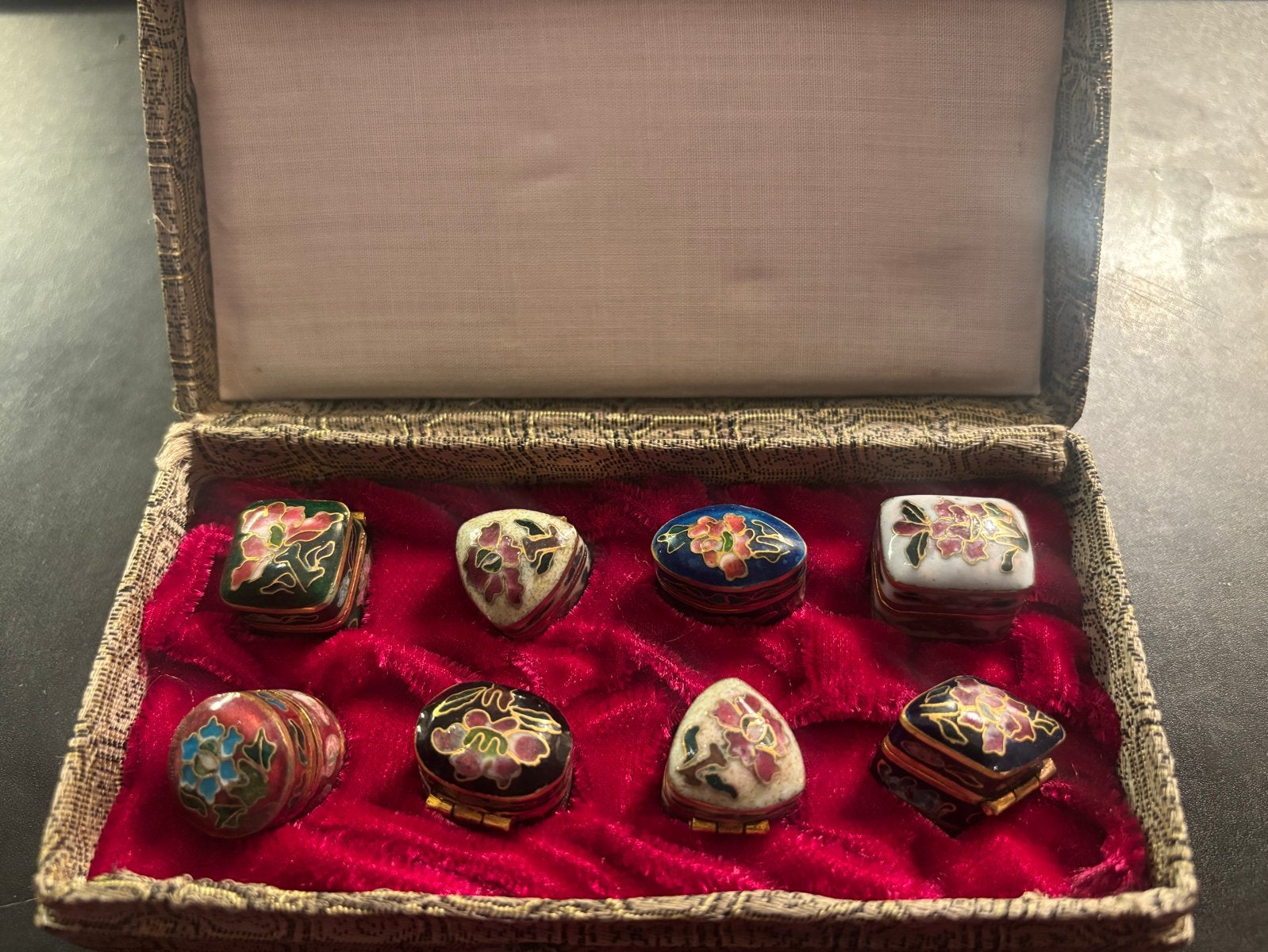 Doosje met 8 cloisonné miniatuur doosjes - 13 x 7 cm, Ophalen of Verzenden, Zo goed als nieuw