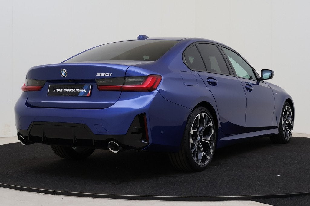 BMW 3 Serie 320i M Sport Automaat / Sportstoelen / Adaptieve, Auto's, BMW, Automaat, 1998 cc, 4 cilinders, Blauw