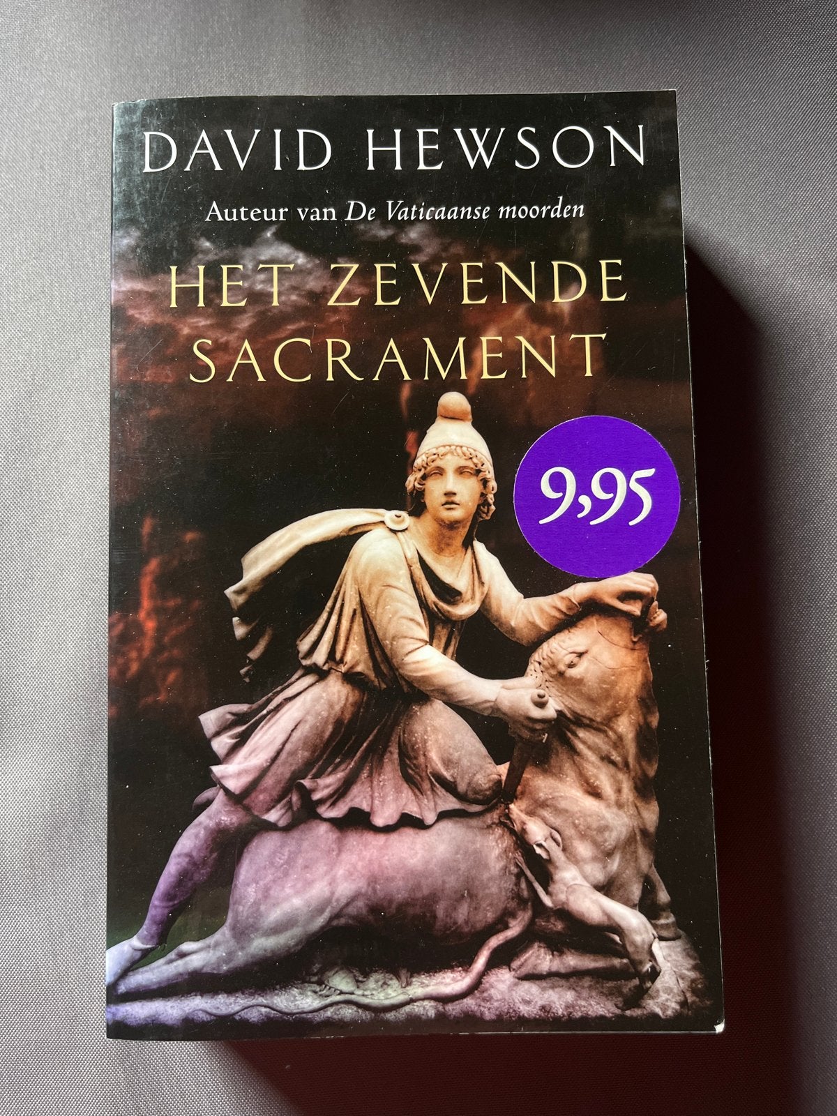 Het Zevende Sacrament - David Hewson (Thriller), Boeken, Ophalen of Verzenden, Gelezen, Nederland