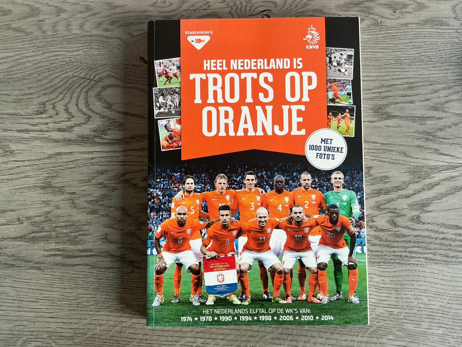 Heel Nederland is trots op Oranje, 1000 unieke foto's, Ophalen of Verzenden, Zo goed als nieuw, Overige binnenlandse clubs, Boek of Tijdschrift