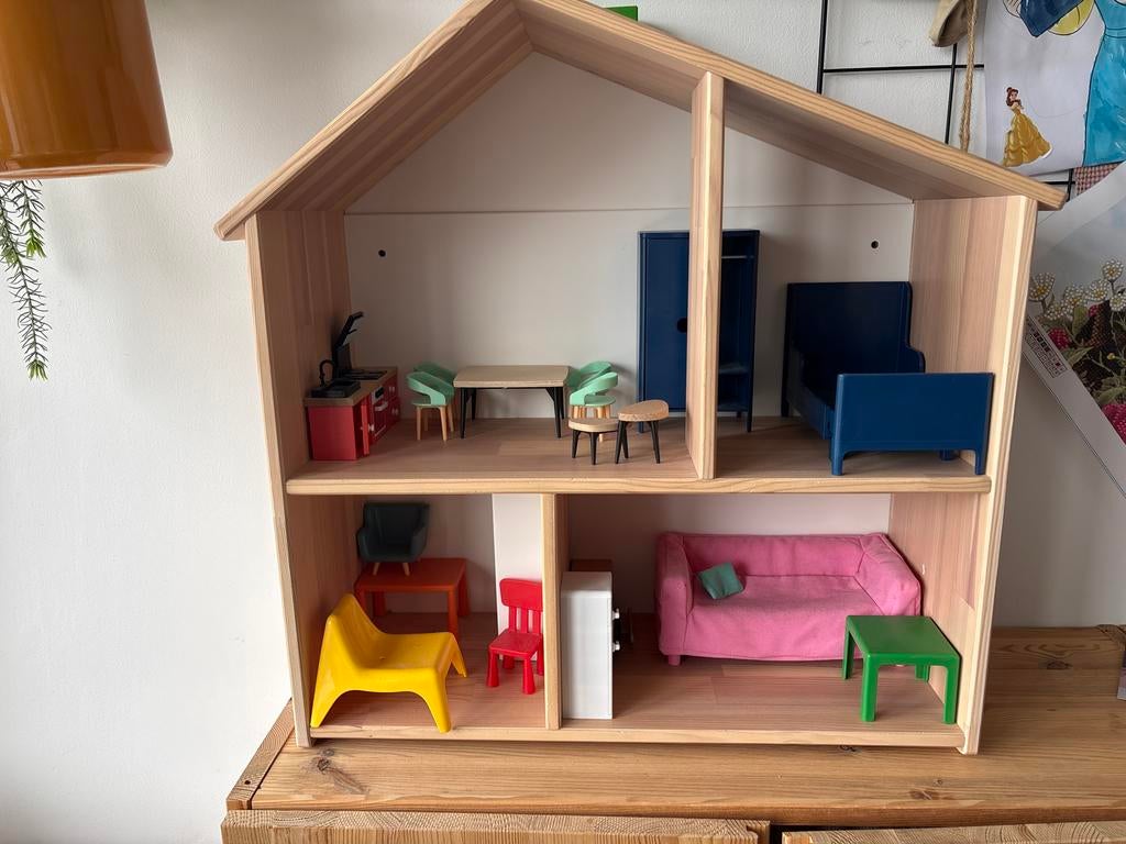 Houten poppenhuis met complete inrichting, Ophalen, Zo goed als nieuw, Poppenhuis