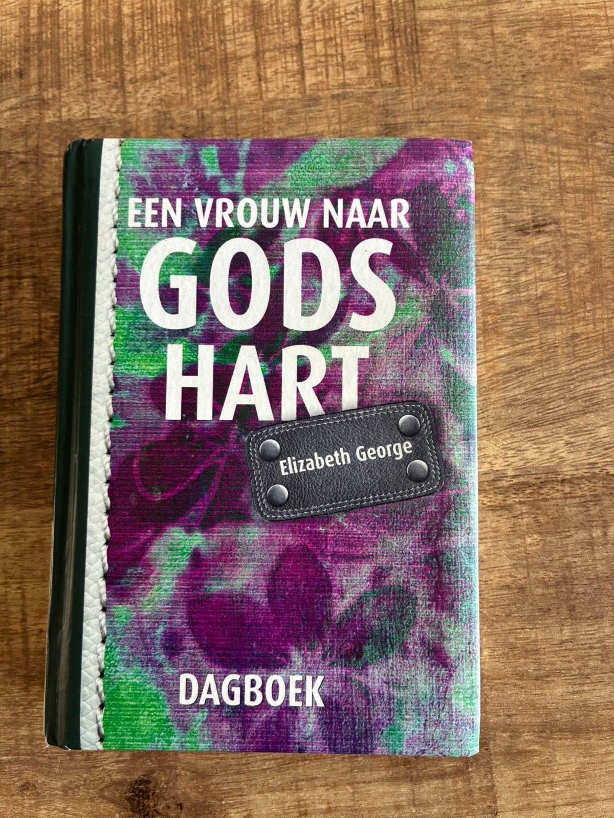 Een Vrouw naar Gods Hart Dagboek - Elizabeth George, Christendom | Protestants, Ophalen of Verzenden, Zo goed als nieuw, Elizabeth George