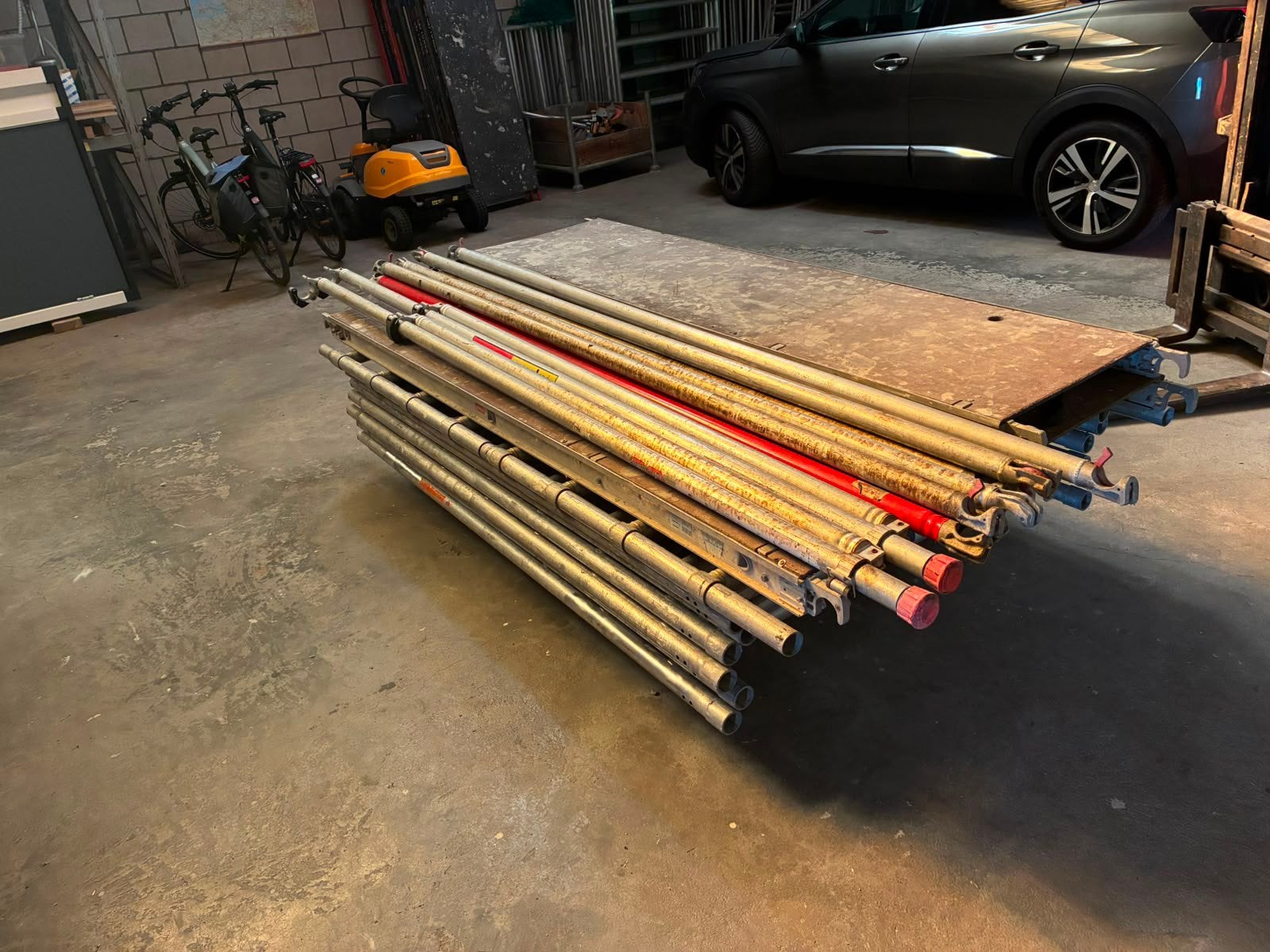 te koop altrex steiger Werkhoogte 8.20, Doe-het-zelf en Verbouw, Ophalen, Zo goed als nieuw, Rolsteiger of Kamersteiger, 5 meter of hoger
