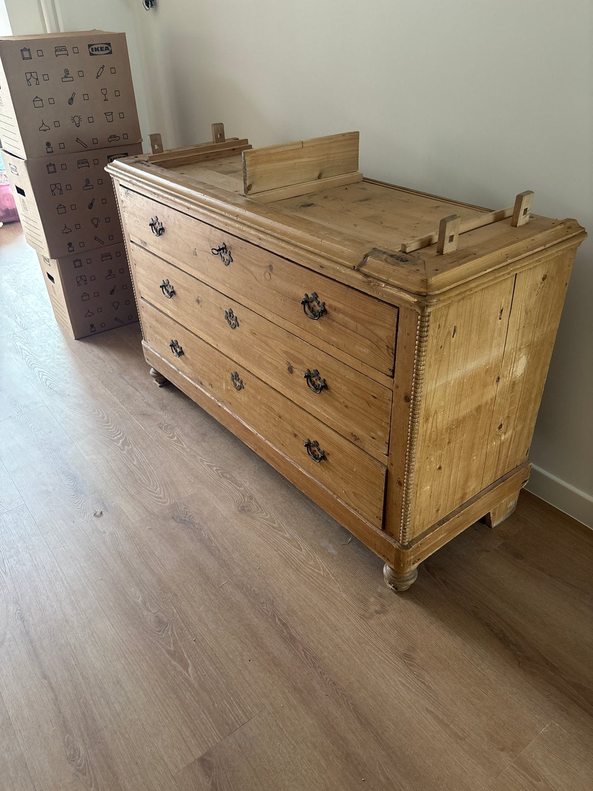Foto 2 van Antieke grenen commode/dressoir - opknapper