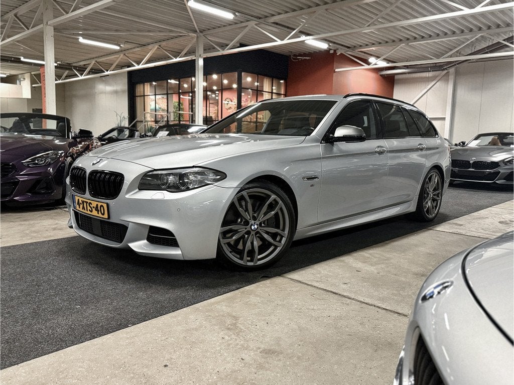 BMW 5 Serie Touring M550d xDrive High Exe. l Head-Up l Elek., Auto's, BMW, Automaat, Gebruikt, 2993 cc, Leder