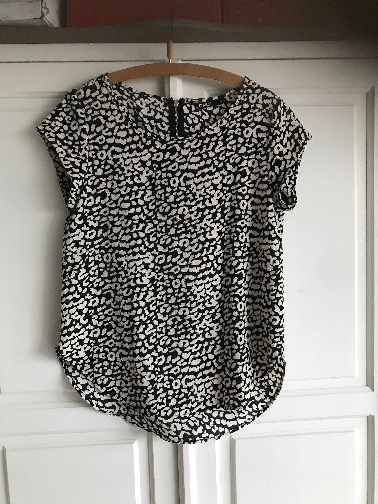 beige/zwart shirt (Only) 34, Kleding | Dames, T-shirts, Only, Meerkleurig, Ophalen of Verzenden, Zo goed als nieuw