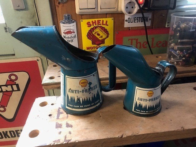 2 x Oude Vintage Shell Antie vries olie schenk kannen, Ophalen of Verzenden, Gebruikt, Gebruiksvoorwerp