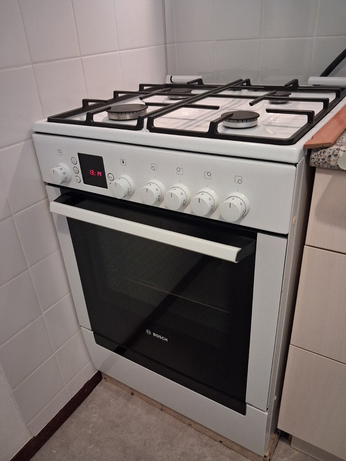 Bosch Vrijstaand Gasfornuis met Oven - Wit, Contact@bosch-home.com, Gebruikt, 60 cm of meer, Robert Bosch GmbH, Postfach 10 60 50, 70049 Stuttgart, Duitsland