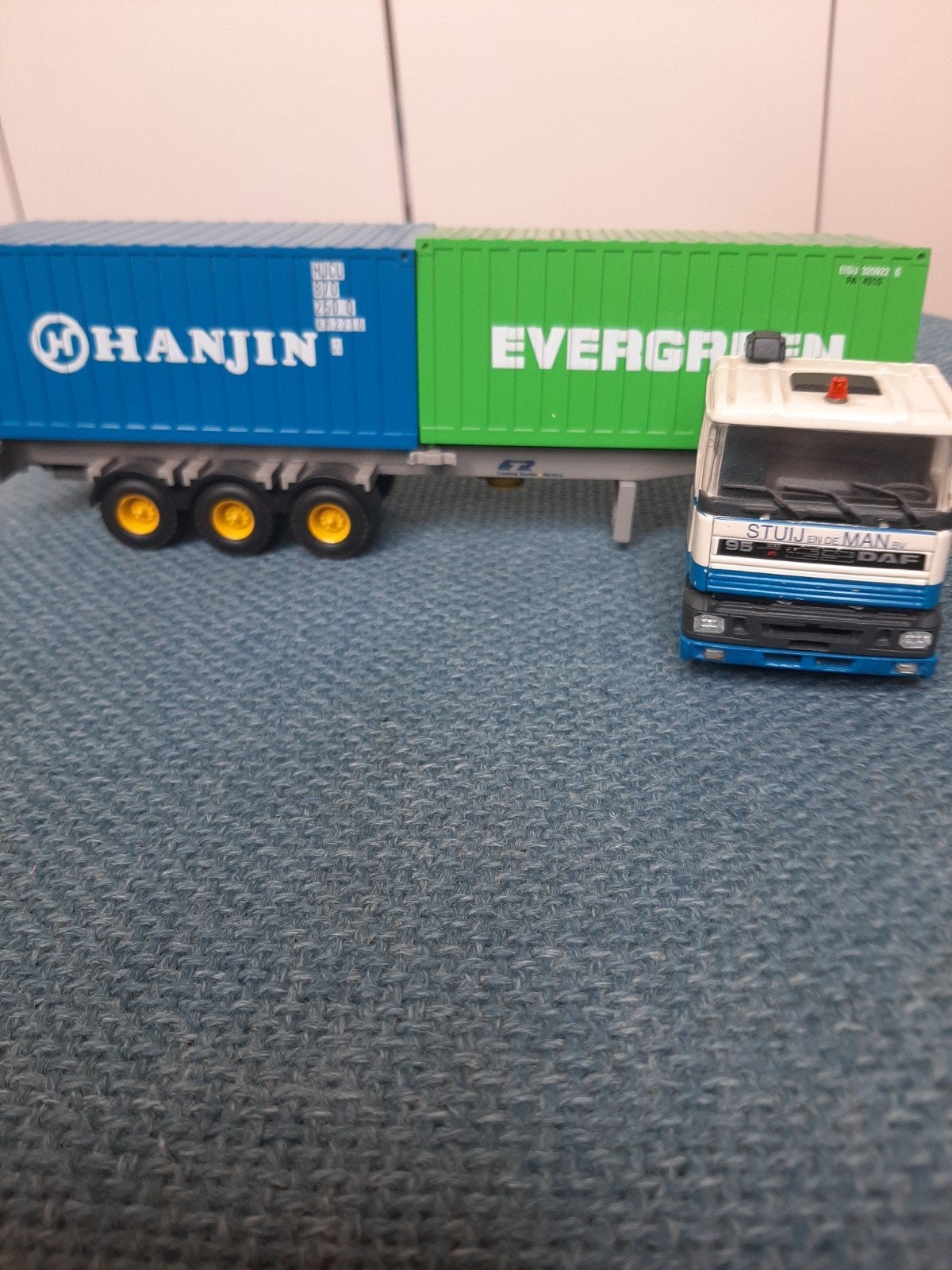 DAF vrachtwagen met Hanjin en Evergreen containers, Overige merken, 1:50 of kleiner, Ophalen of Verzenden, Zo goed als nieuw